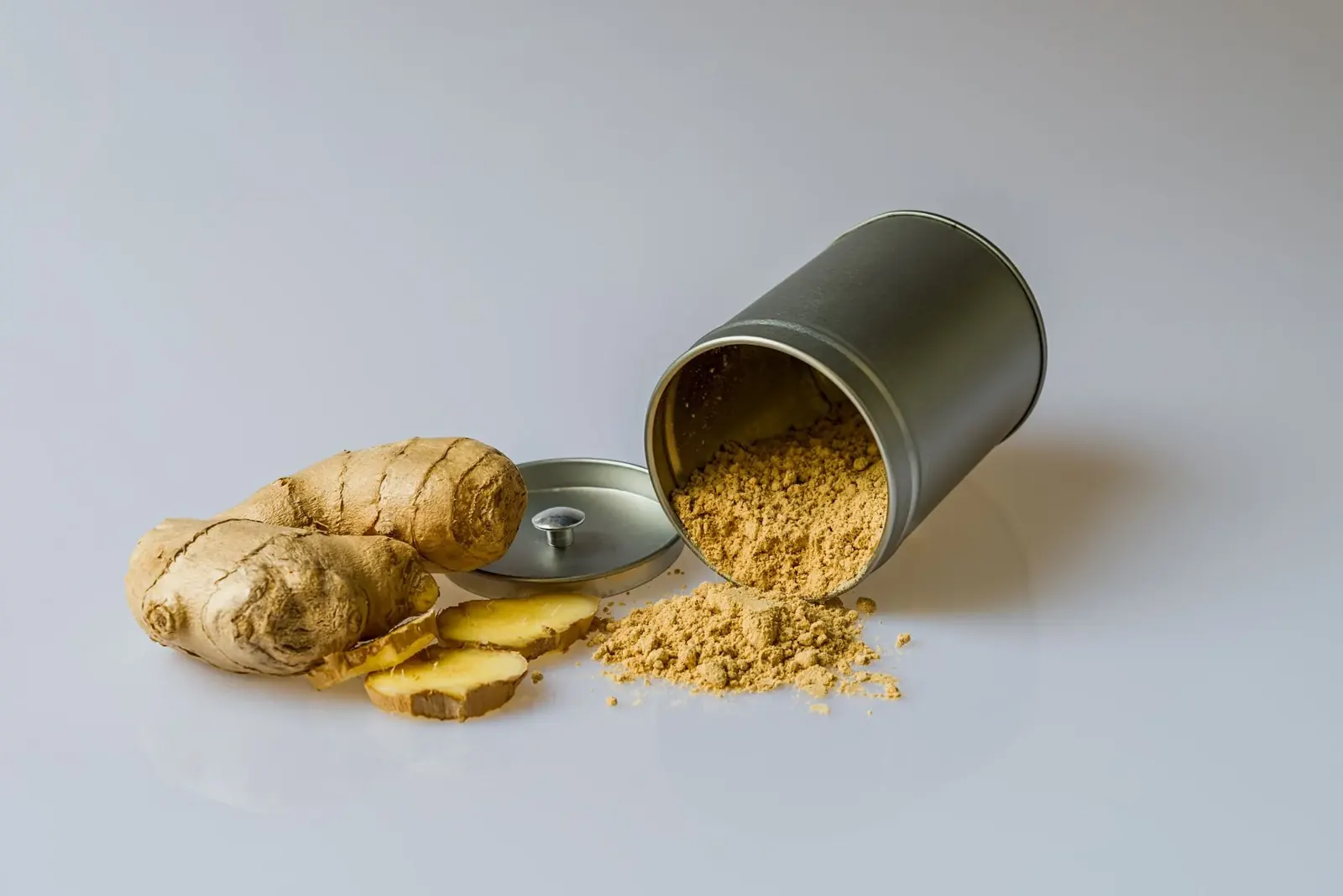 Dried ginger root with sliced pieces and ginger powder